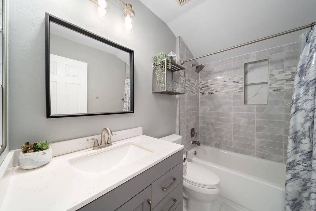 4119 MORELAND DRIVE, Valrico, FL 33596 Upstairs bathroom