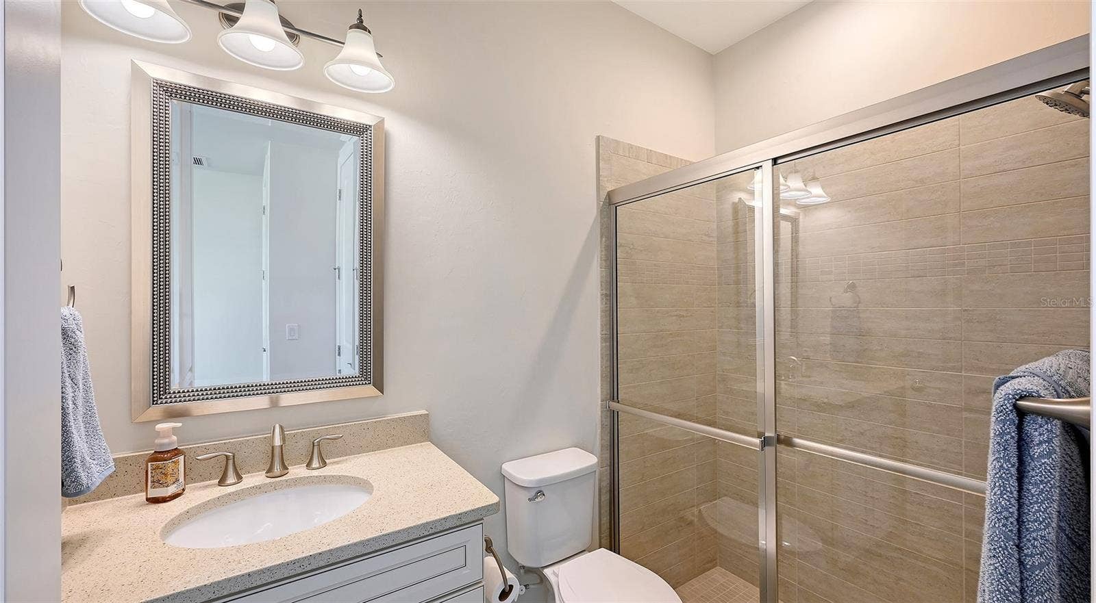 6827 GOSPORT COVE, Bradenton, FL 34202 The seconday bedroom ensuite.