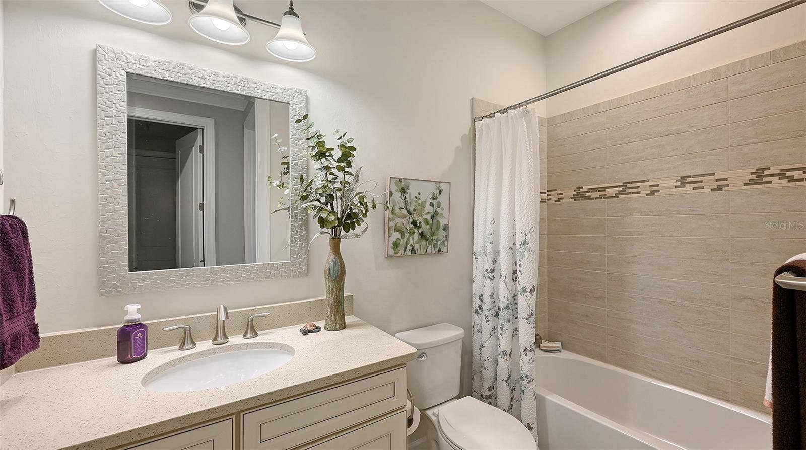 6827 GOSPORT COVE, Bradenton, FL 34202 Guest bathroom alongside the third bedroom.