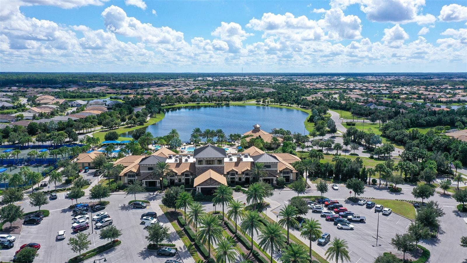 6827 GOSPORT COVE, Bradenton, FL 34202 Enjoy an exceptional resort-inspired lifestyle at the Del Webb clubhouse, featuring outstanding fitness facilities, welcoming gathering spaces, and amenities designed for recreation, relaxation, and social connection.