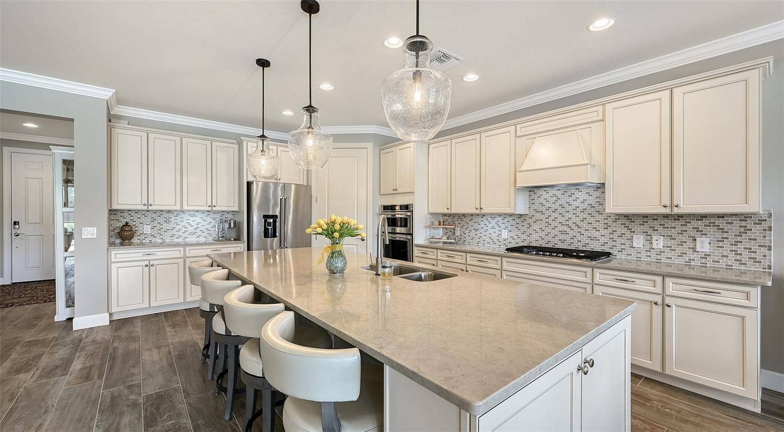 6827 GOSPORT COVE, Bradenton, FL 34202 This large center island is perfect for a night of gathering and entertaining.