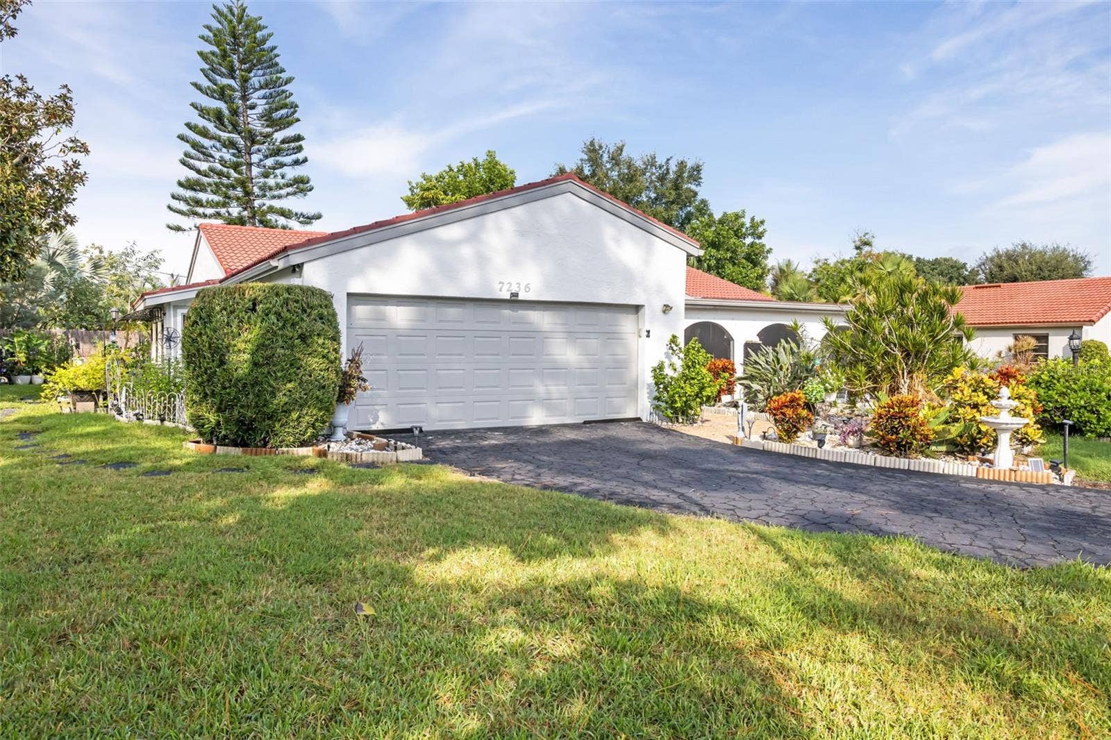 7236 LAS CASAS DR, Sarasota, FL 34243 7236 LAS CASAS DR, Sarasota, FL 34243