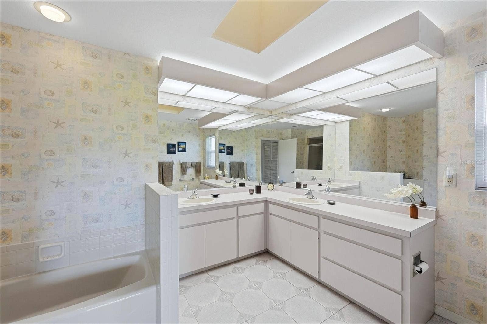 3981 WILSHIRE CIRCLE E, #195, Sarasota, FL 34238 3981 WILSHIRE CIRCLE E, #195, Sarasota, FL 34238