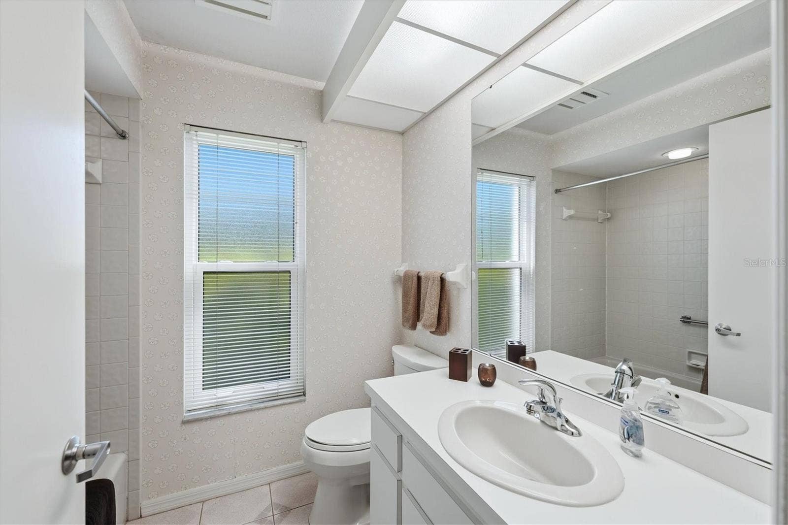 3981 WILSHIRE CIRCLE E, #195, Sarasota, FL 34238 3981 WILSHIRE CIRCLE E, #195, Sarasota, FL 34238