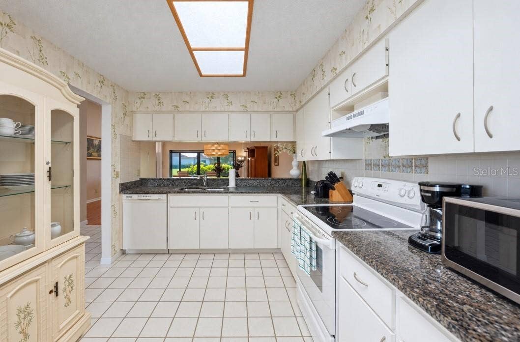 3981 WILSHIRE CIRCLE E, #195, Sarasota, FL 34238 3981 WILSHIRE CIRCLE E, #195, Sarasota, FL 34238