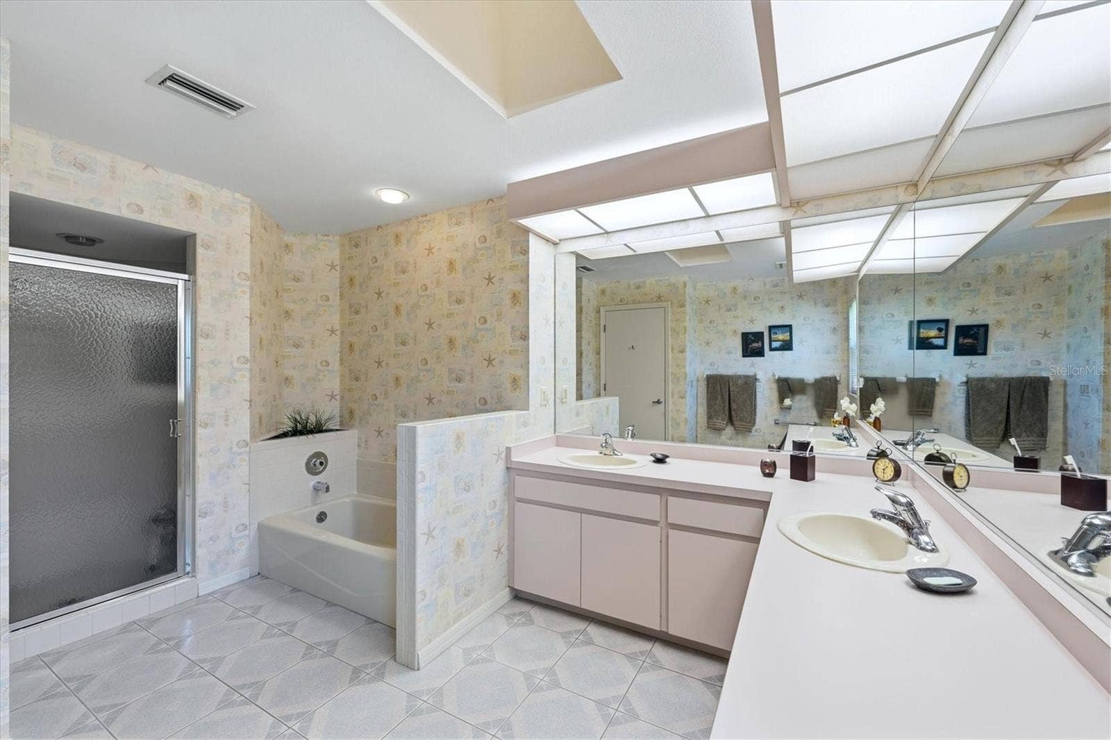 3981 WILSHIRE CIRCLE E, #195, Sarasota, FL 34238 3981 WILSHIRE CIRCLE E, #195, Sarasota, FL 34238