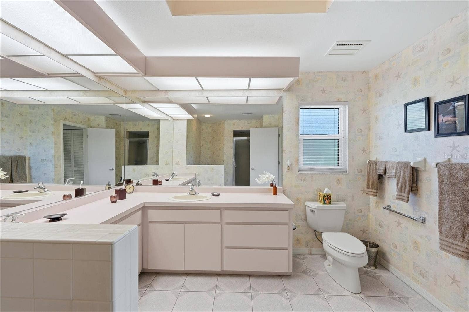 3981 WILSHIRE CIRCLE E, #195, Sarasota, FL 34238 3981 WILSHIRE CIRCLE E, #195, Sarasota, FL 34238