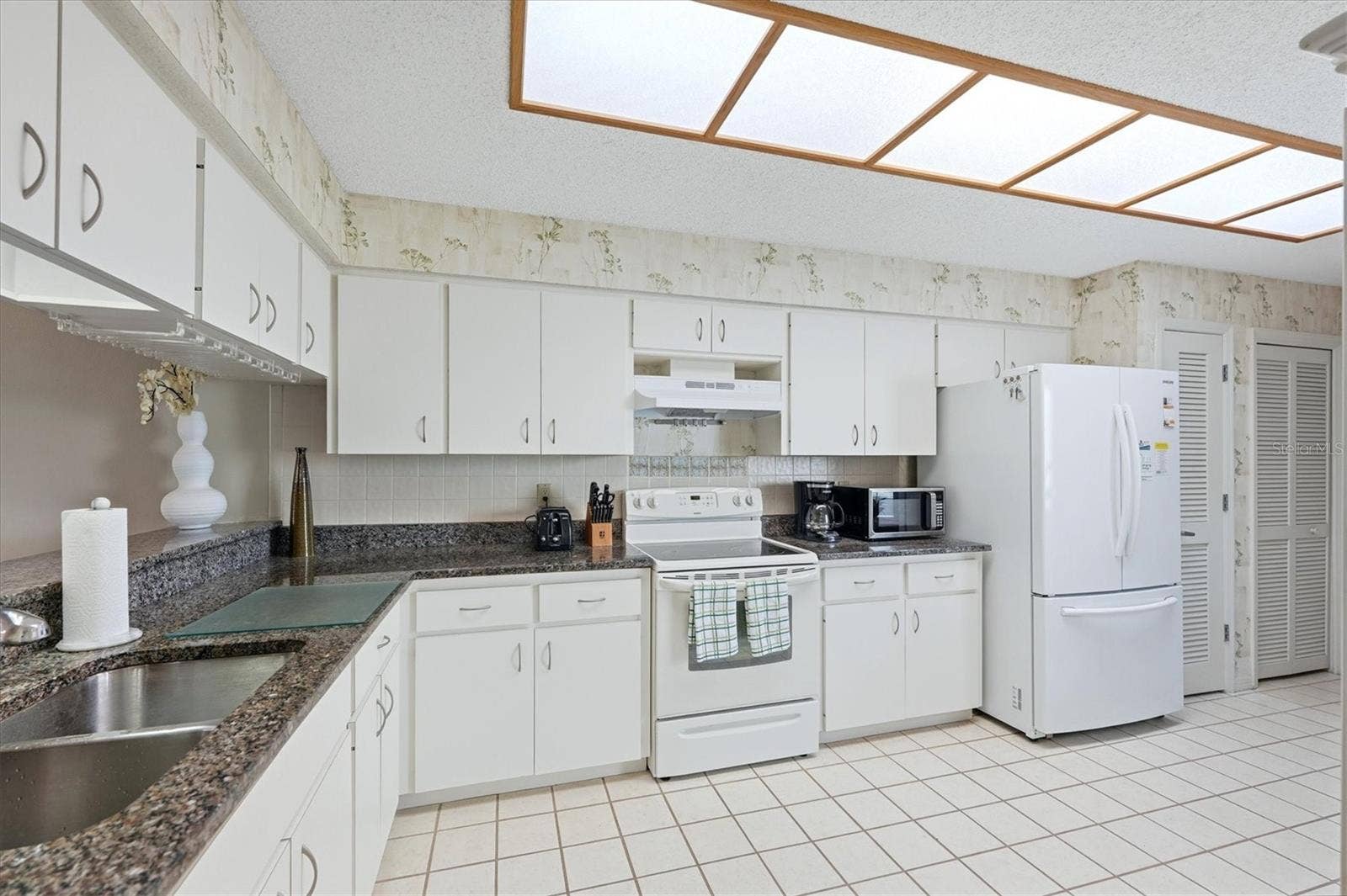 3981 WILSHIRE CIRCLE E, #195, Sarasota, FL 34238 3981 WILSHIRE CIRCLE E, #195, Sarasota, FL 34238