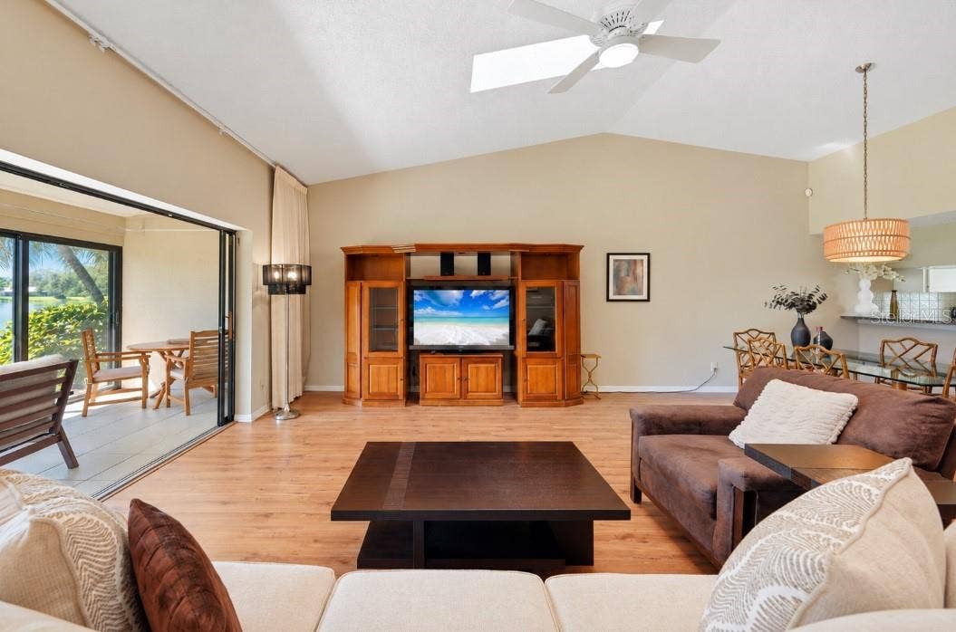 3981 WILSHIRE CIRCLE E, #195, Sarasota, FL 34238 3981 WILSHIRE CIRCLE E, #195, Sarasota, FL 34238