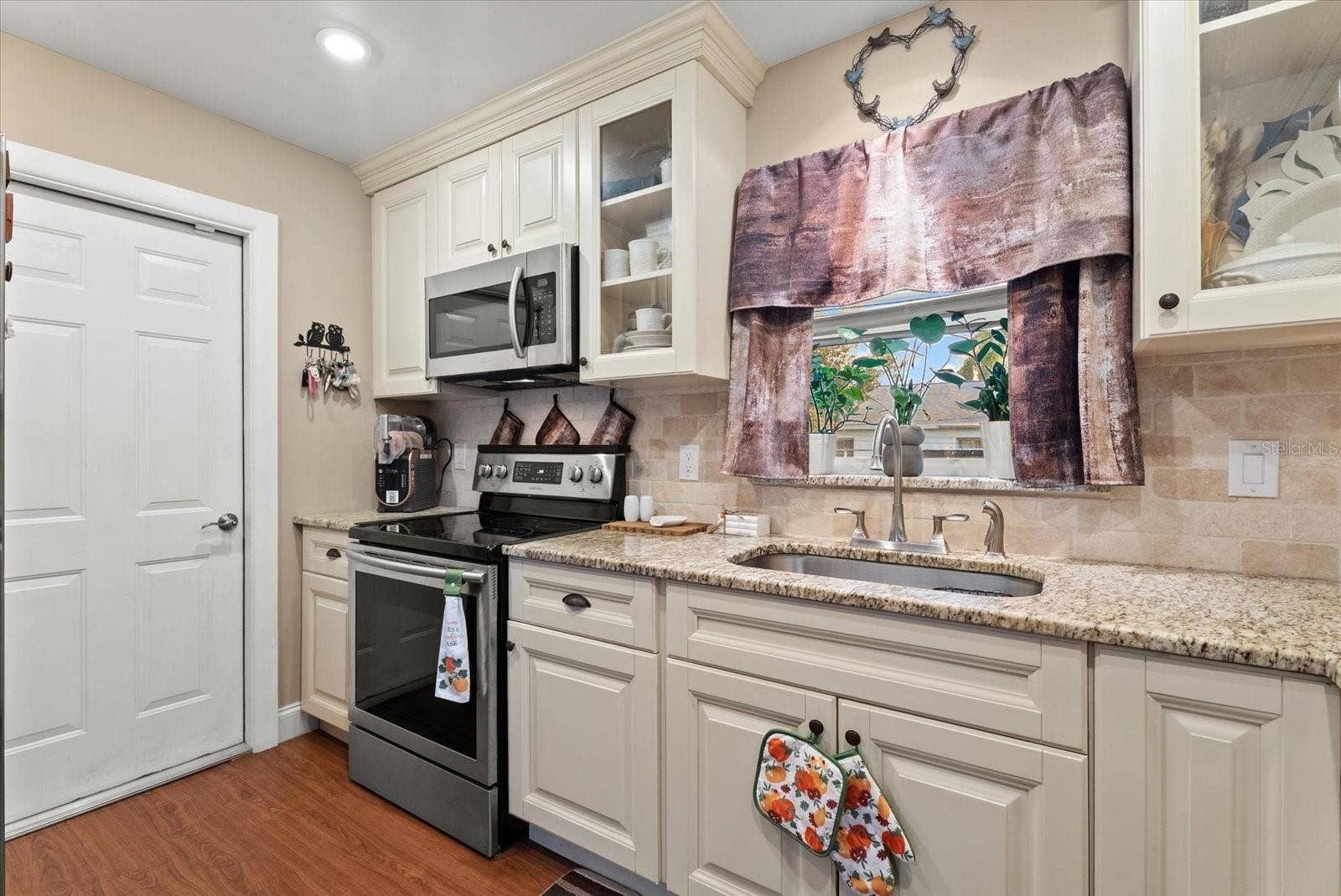2212 CLARK AVENUE, Bradenton, FL 34207 2212 CLARK AVENUE, Bradenton, FL 34207