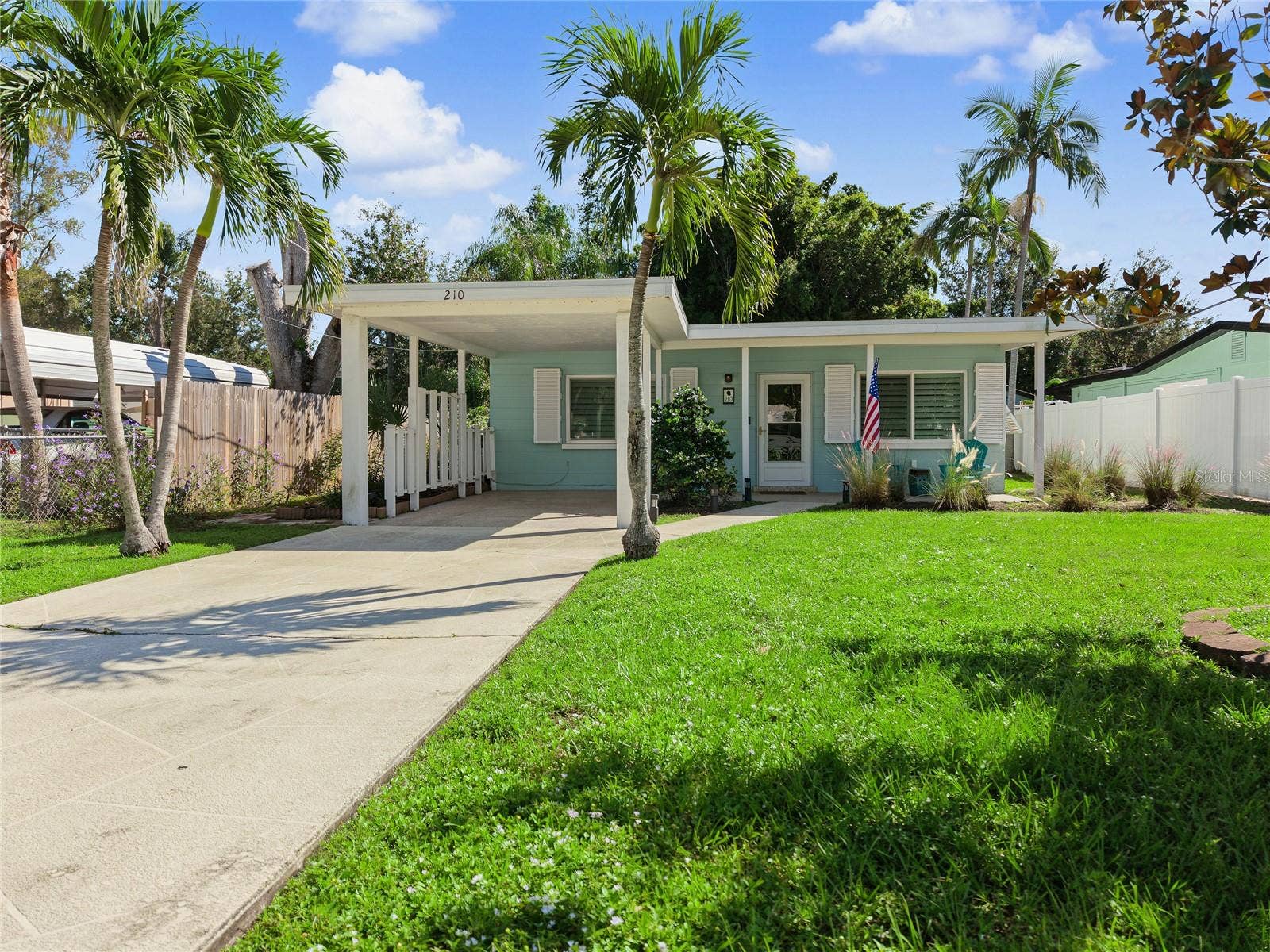 210 BRIGGS COURT, Sarasota, FL 34237 Front of Home