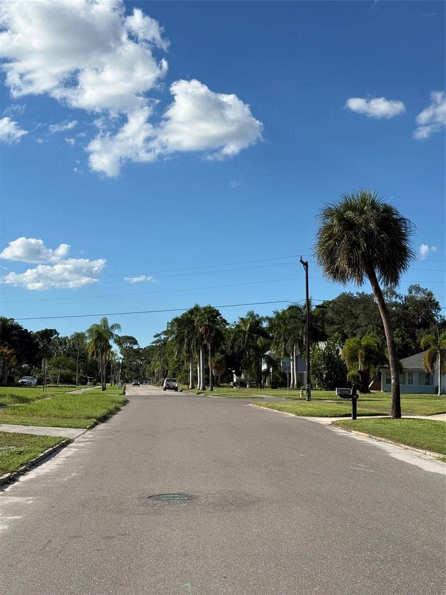View south on Westmoreland Dr.