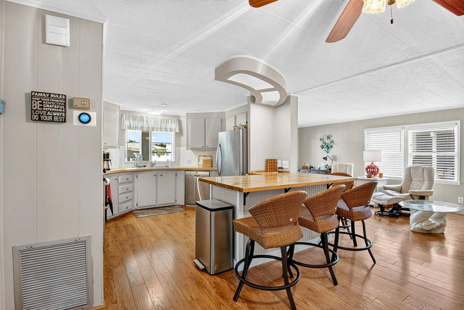 Kitchen and breakfast bar area