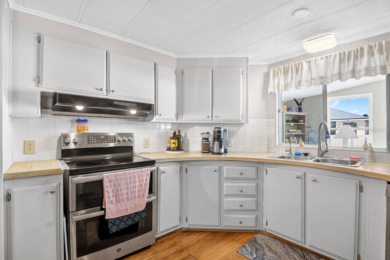 Kitchen nice and bright