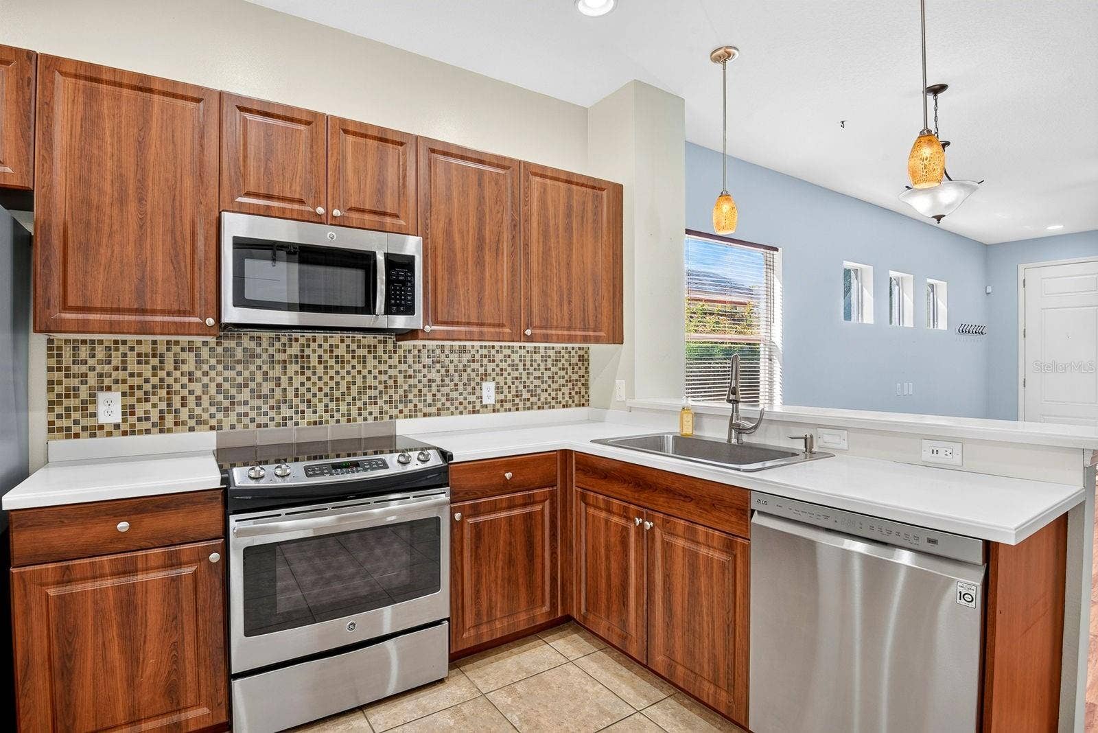 5312 AQUA BREEZE DRIVE, Bradenton, FL 34208 Kitchen facing out