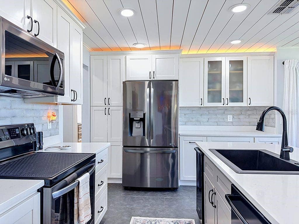 Bradenton, FL 34208 Kitchen Crown Lighting