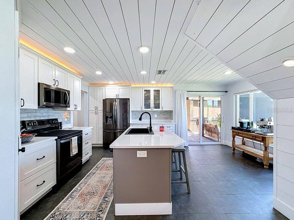 Bradenton, FL 34208 Kitchen Crown Lighting