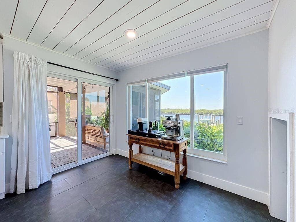 Bradenton, FL 34208 Breakfast nook
