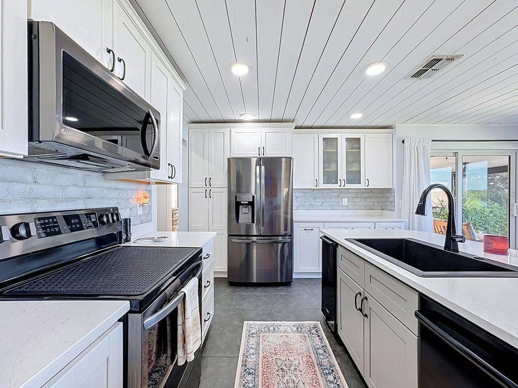Bradenton, FL 34208 Shiplap ceilings