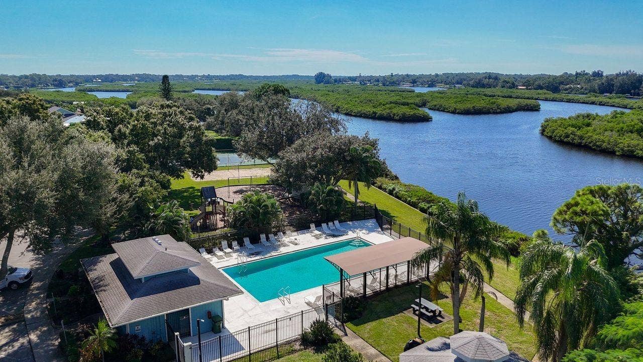 Bradenton, FL 34208 Pool With Bathrooms
