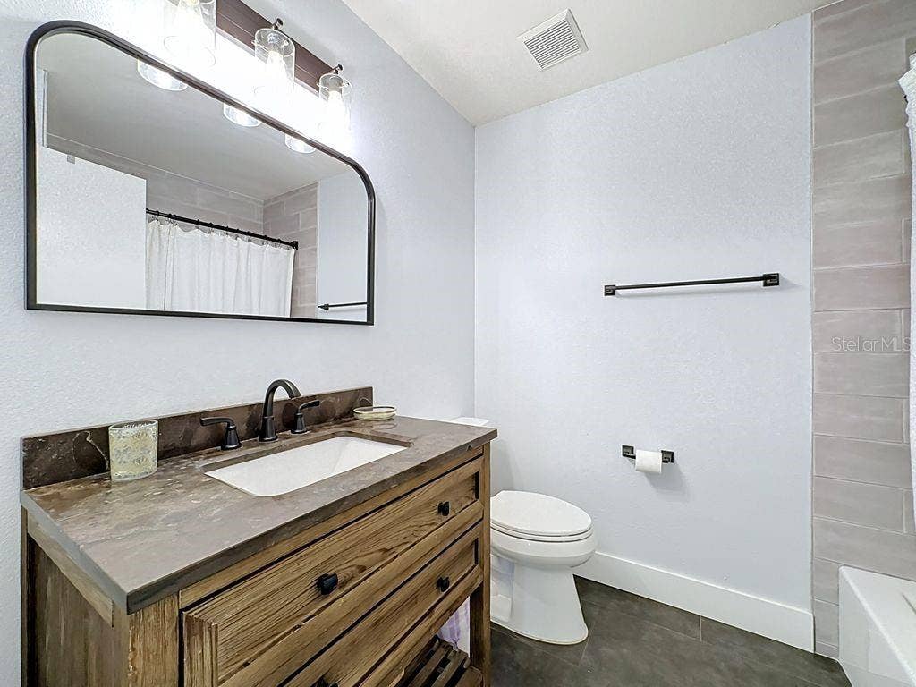 Bradenton, FL 34208 Upstairs Full Bath