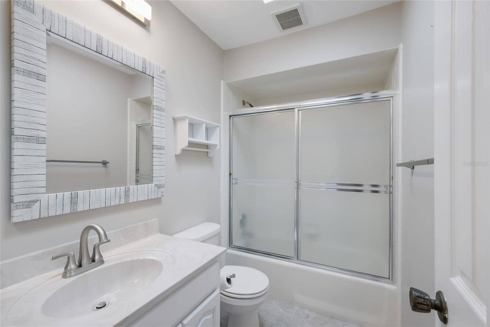 204 46TH STREET NW, Bradenton, FL 34209 Bathroom 2 w/ tub/shower combo