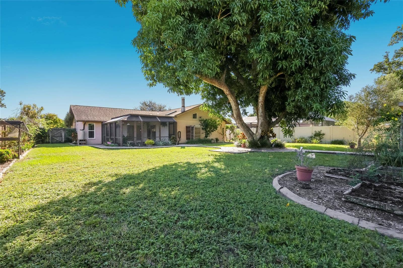 204 46TH STREET NW, Bradenton, FL 34209 Lush Landscaping