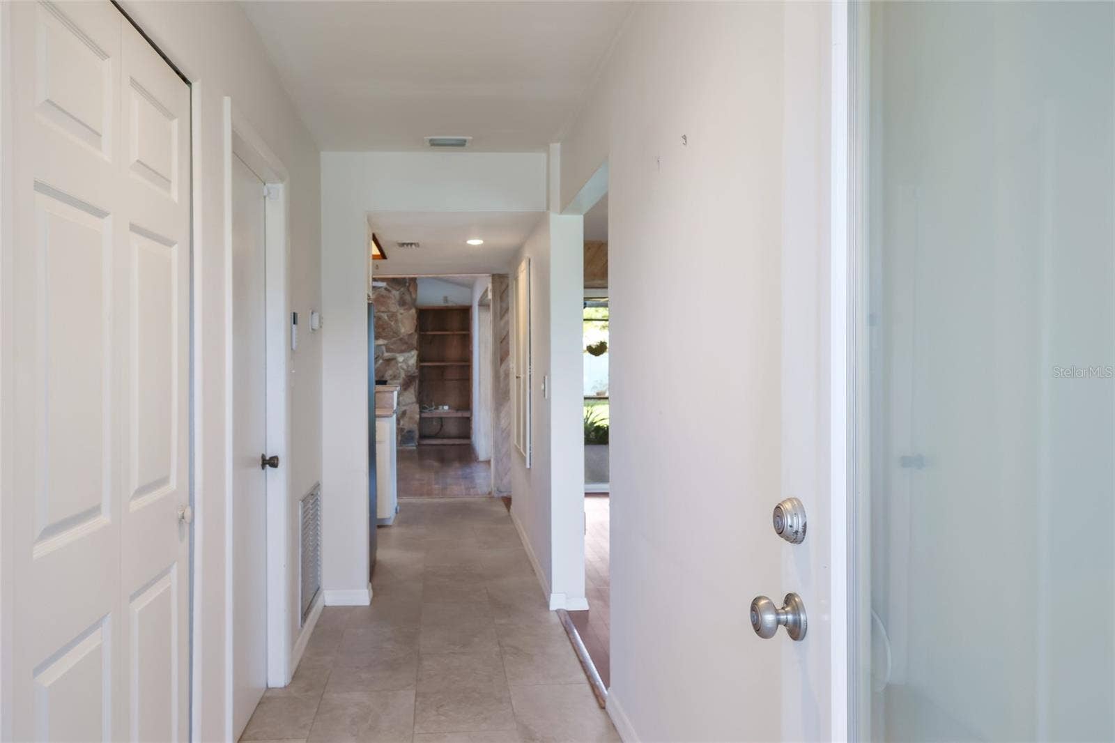 204 46TH STREET NW, Bradenton, FL 34209 Welcome in! Foyer and hallway entrance into the home