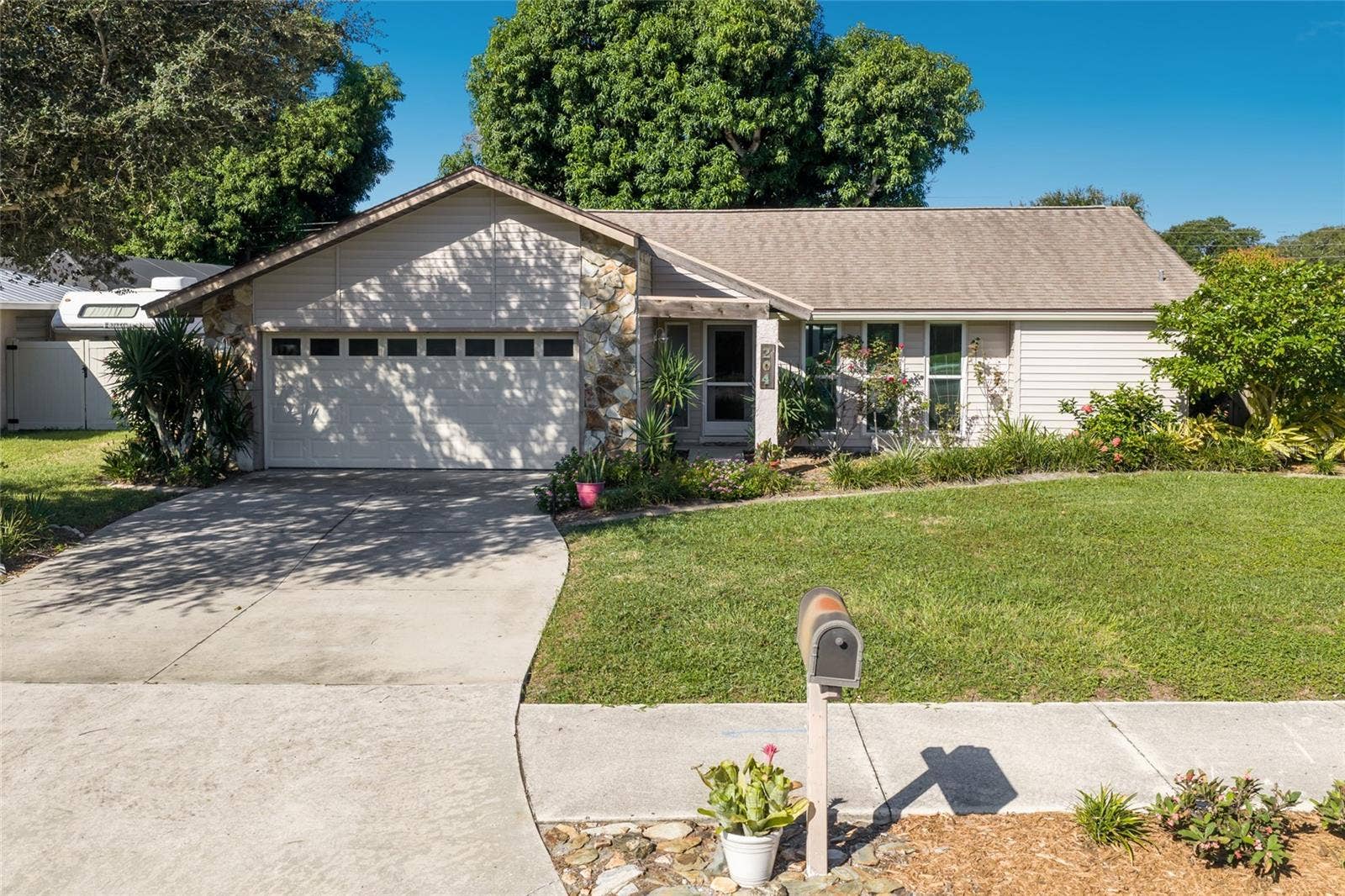 204 46TH STREET NW, Bradenton, FL 34209 Located in NW Bradenton - stellar location