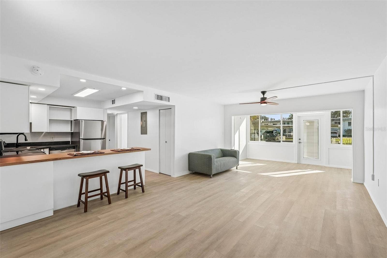 Birght open living/dining area