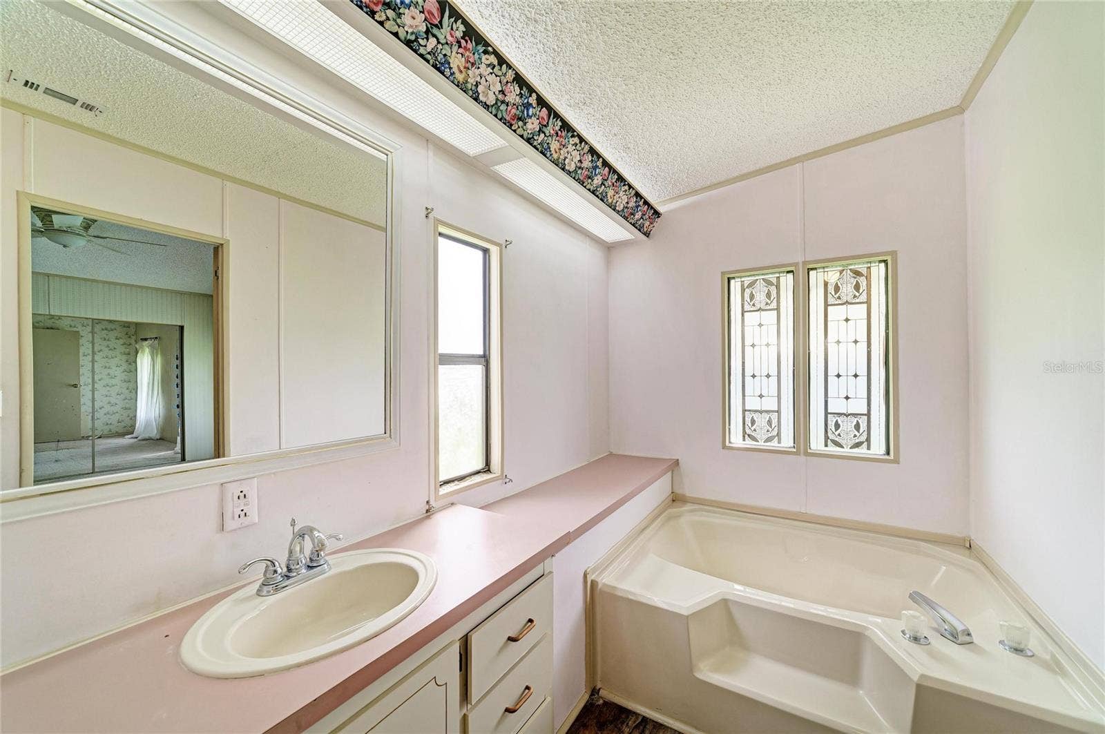 42 MEADOWLARK CIRCLE, Ellenton, FL 34222 Primary bath. Lots of opportunity to make it the way you'd like