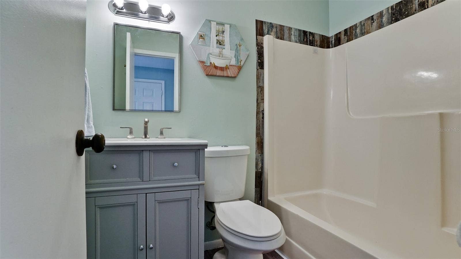 2205 24TH AVENUE W, Bradenton, FL 34205 2205 24TH AVENUE W, Bradenton, FL 34205