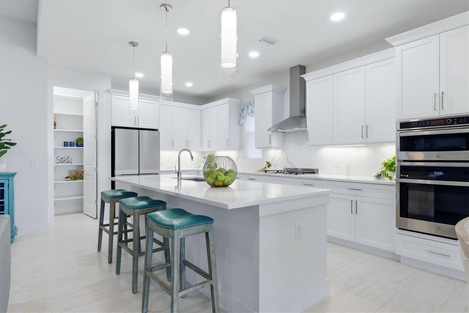 1104 WATERLINE COURT, Sarasota, FL 34240 1104 WATERLINE COURT, Sarasota, FL 34240