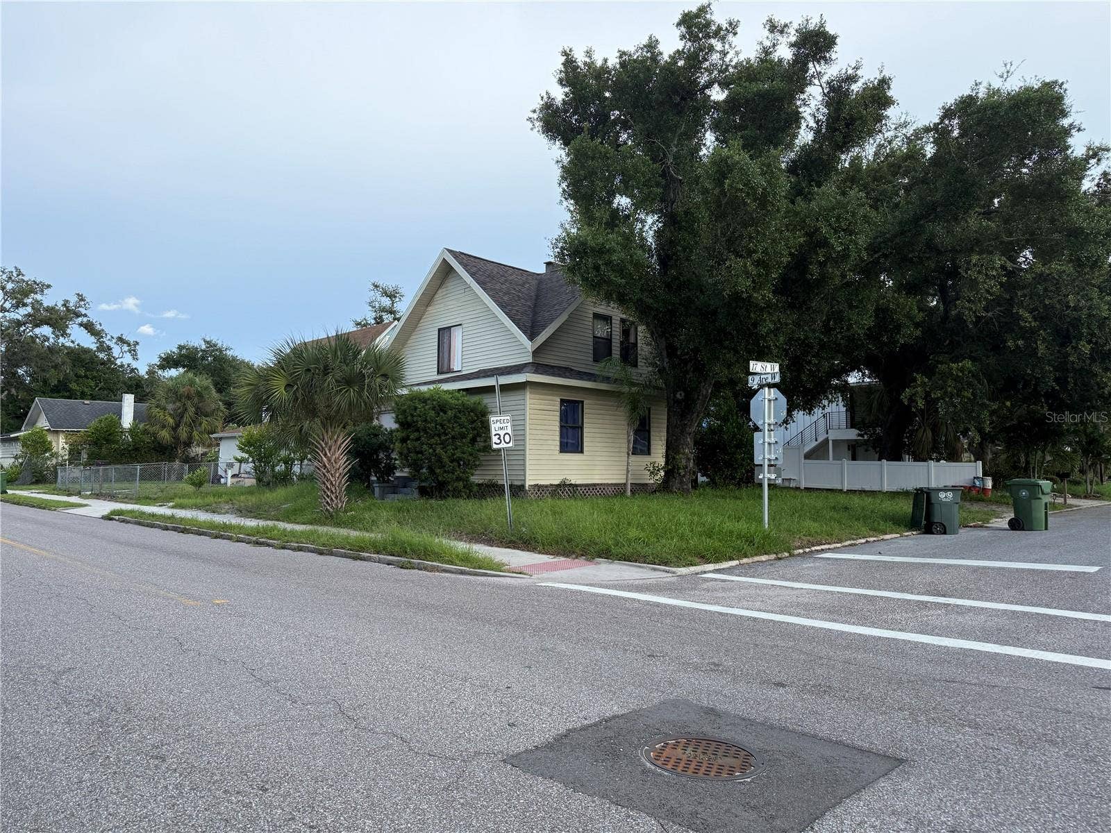 1625 9TH AVENUE W, Bradenton, FL 34205 1625 9TH AVENUE W, Bradenton, FL 34205