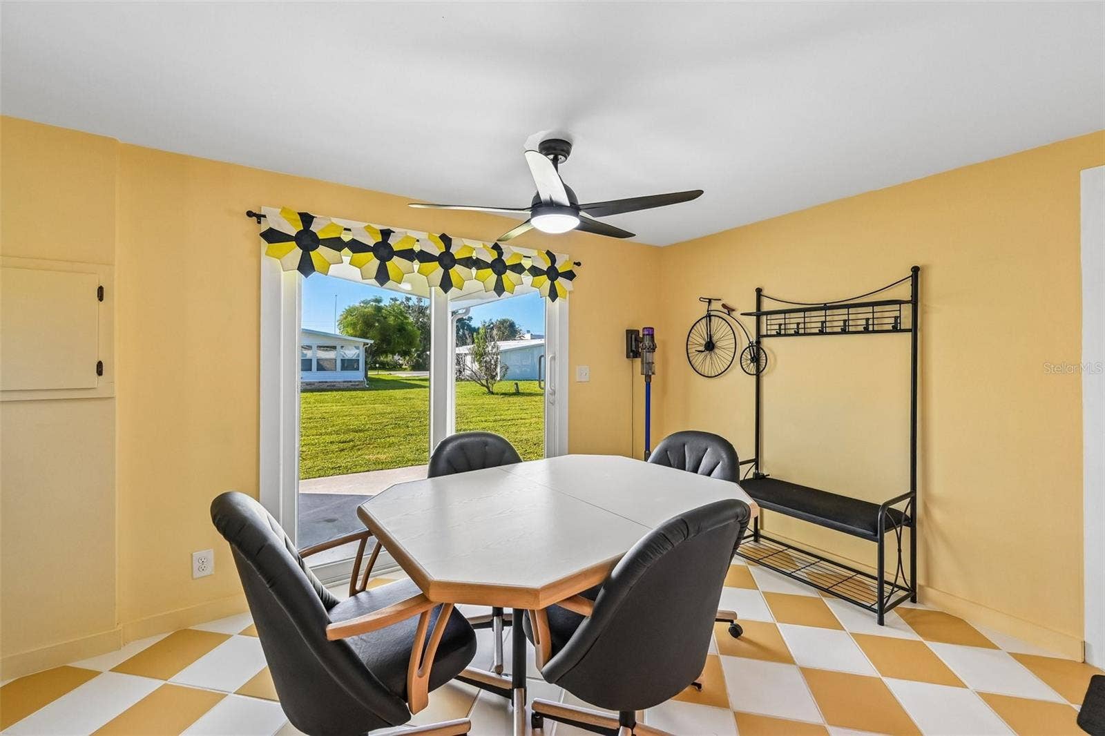8455 ALBATROSS LANE, Englewood, FL 34224 Eat-in space