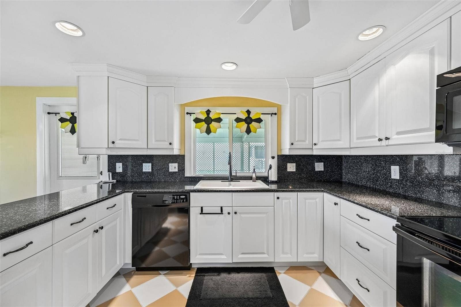 8455 ALBATROSS LANE, Englewood, FL 34224 U-shaped stone counters with lots of workspace