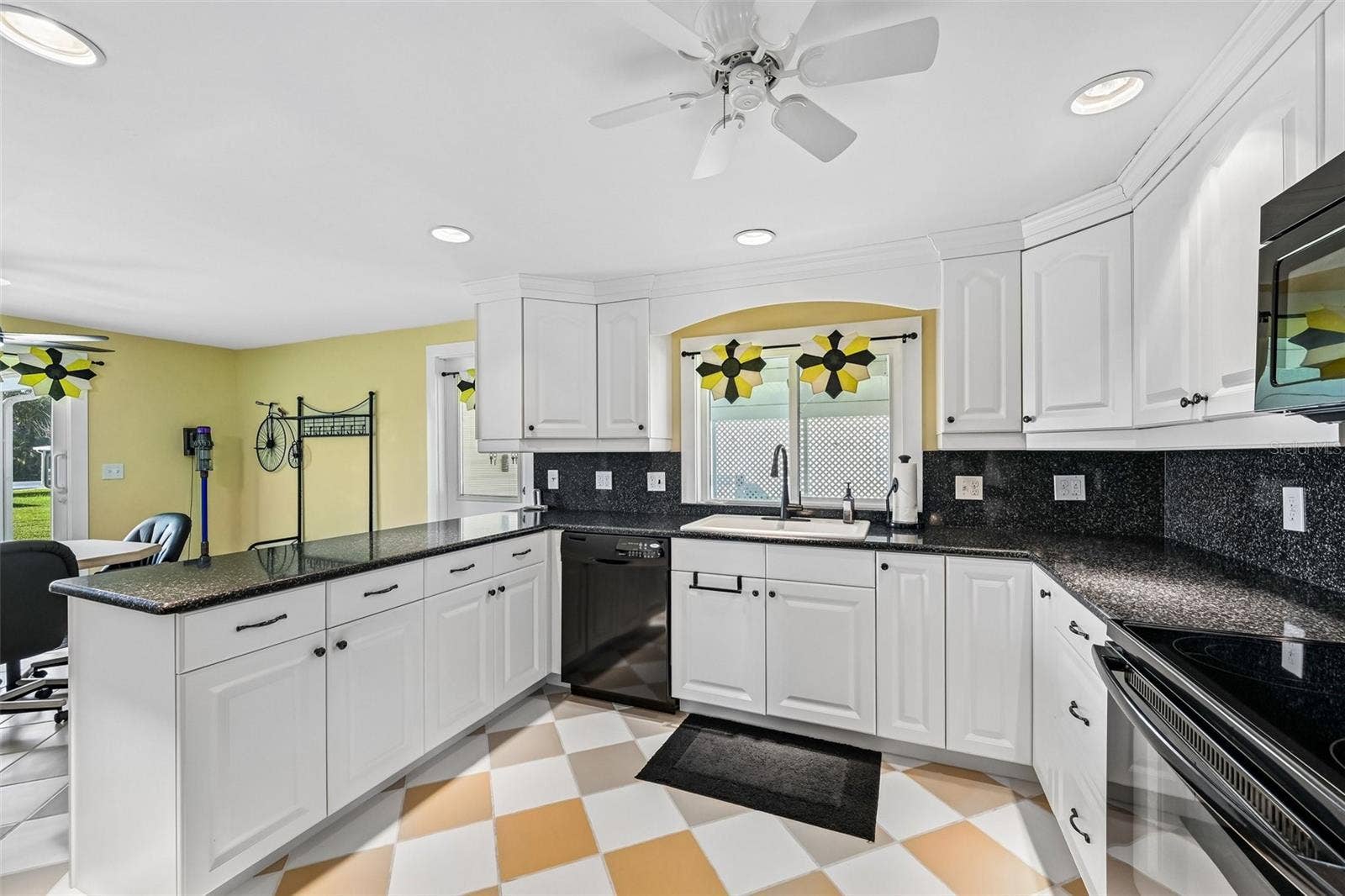 8455 ALBATROSS LANE, Englewood, FL 34224 Bright and pleasant kitchen