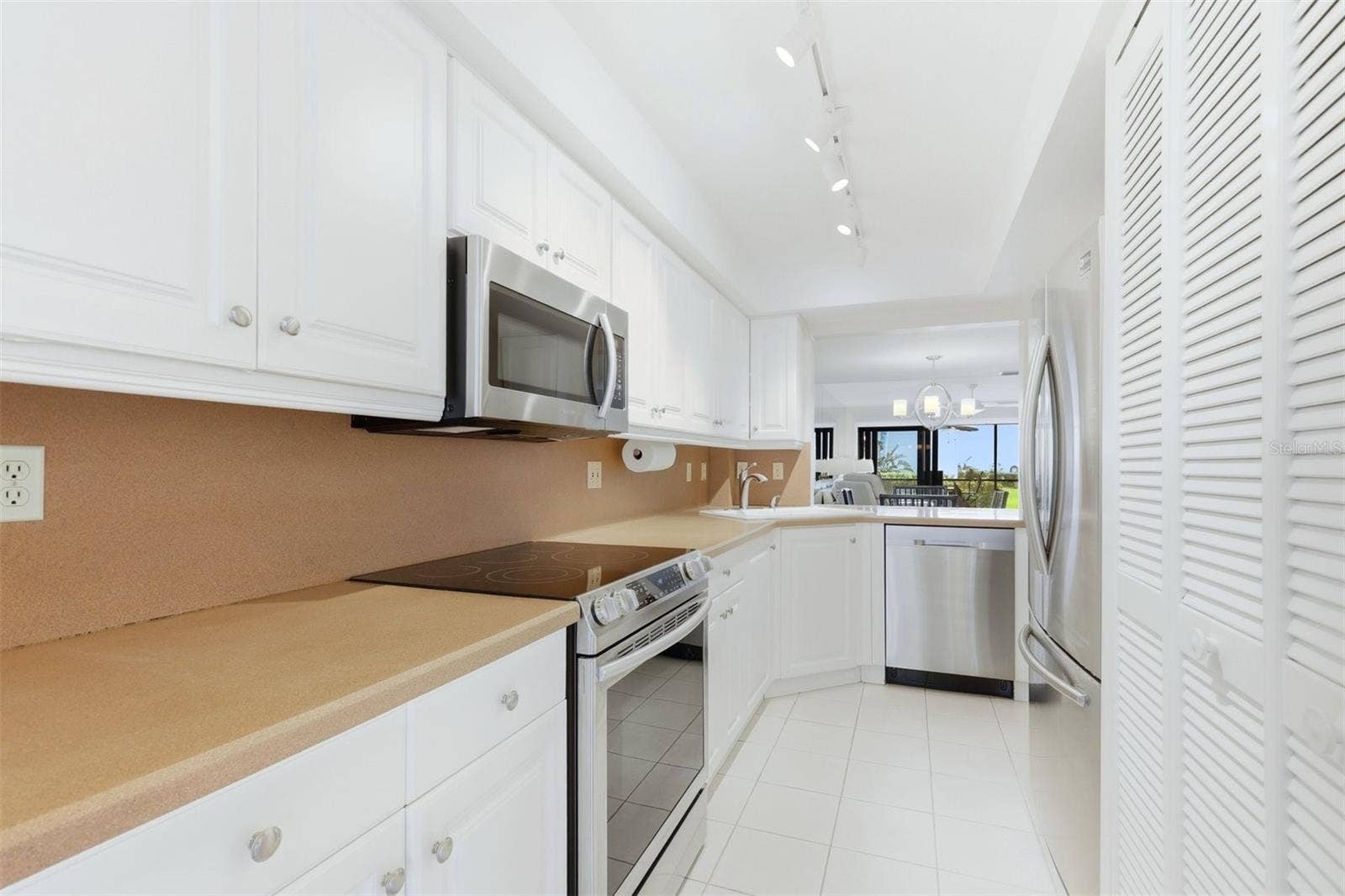 5655 GULF OF MEXICO DRIVE, #A107, Longboat Key, FL 34228 New stainless steel appliances