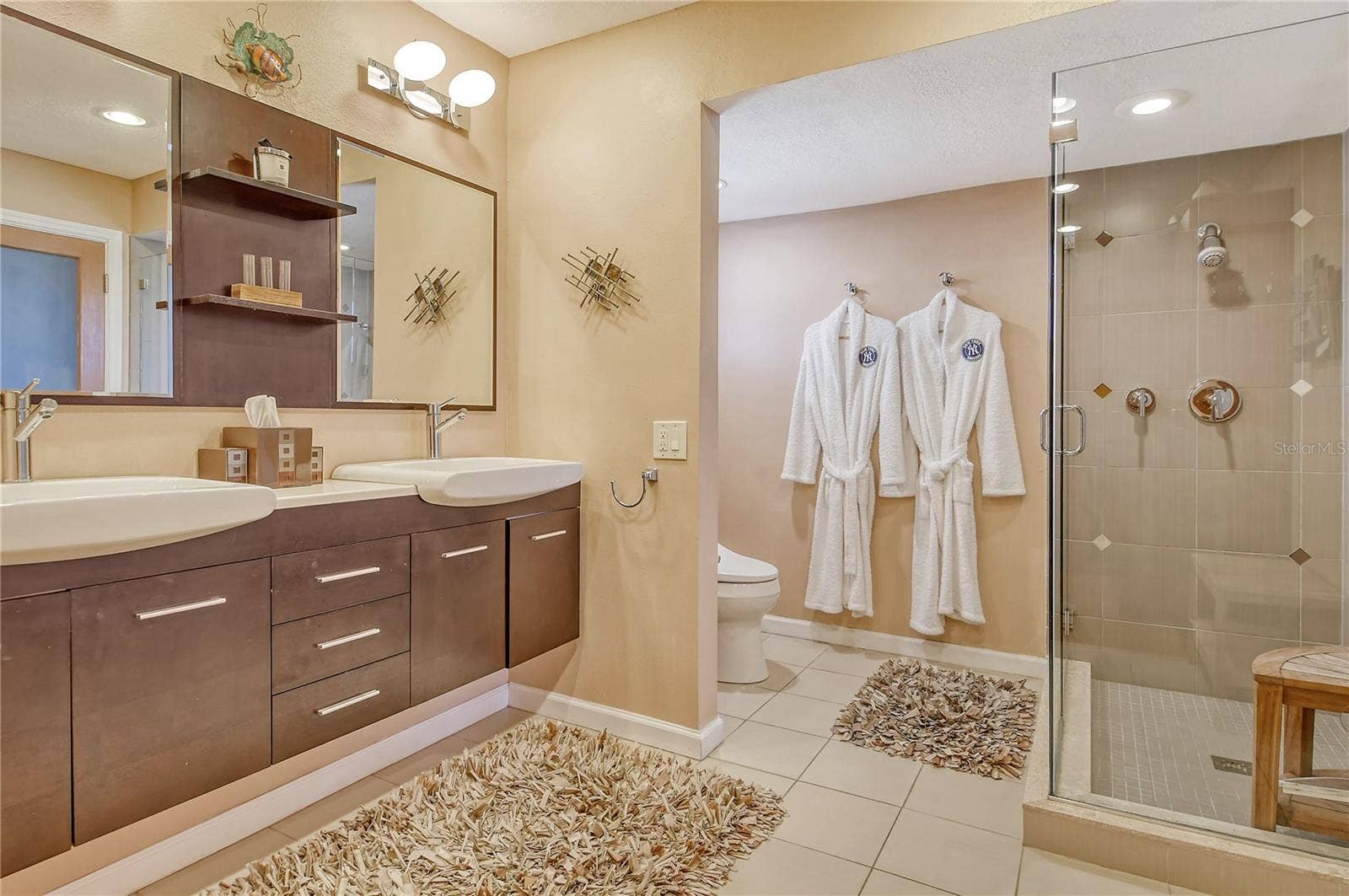 4800 GULF OF MEXICO DRIVE, #205, Longboat Key, FL 34228 "En Suite" Bathroom!