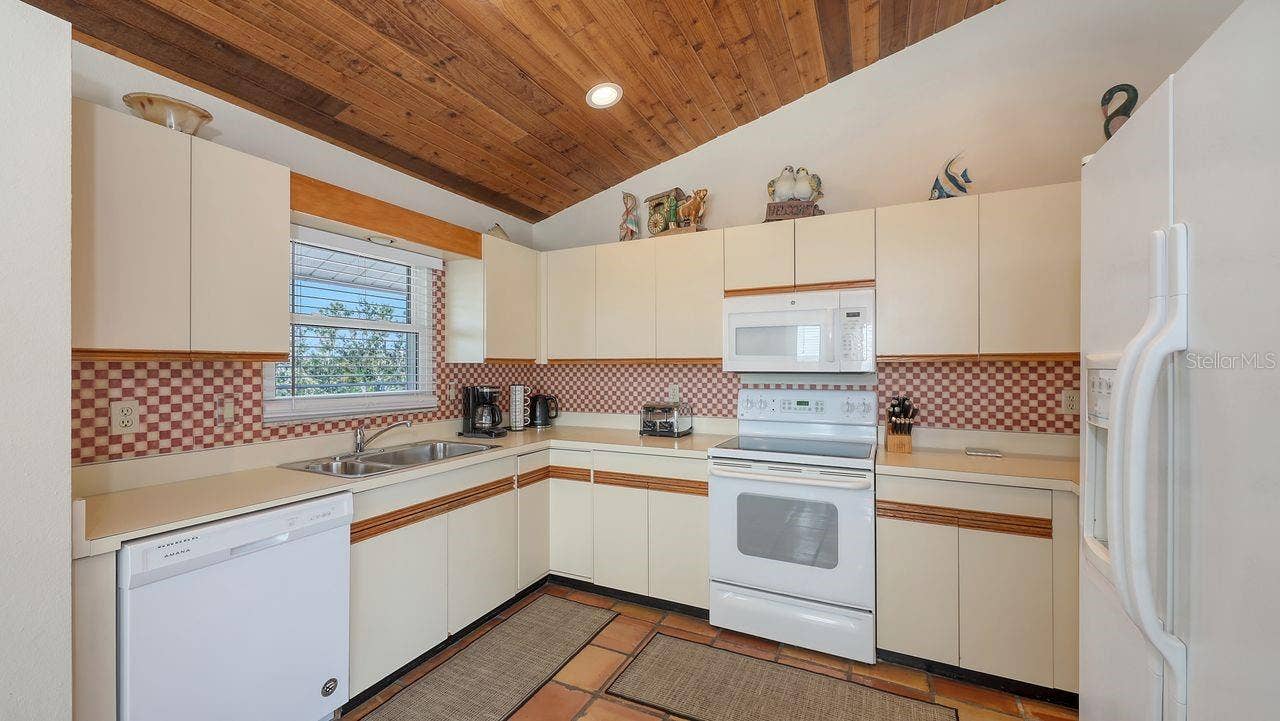 126 AVENIDA VENECCIA, Sarasota, FL 34242 126 AVENIDA VENECCIA, Sarasota, FL 34242