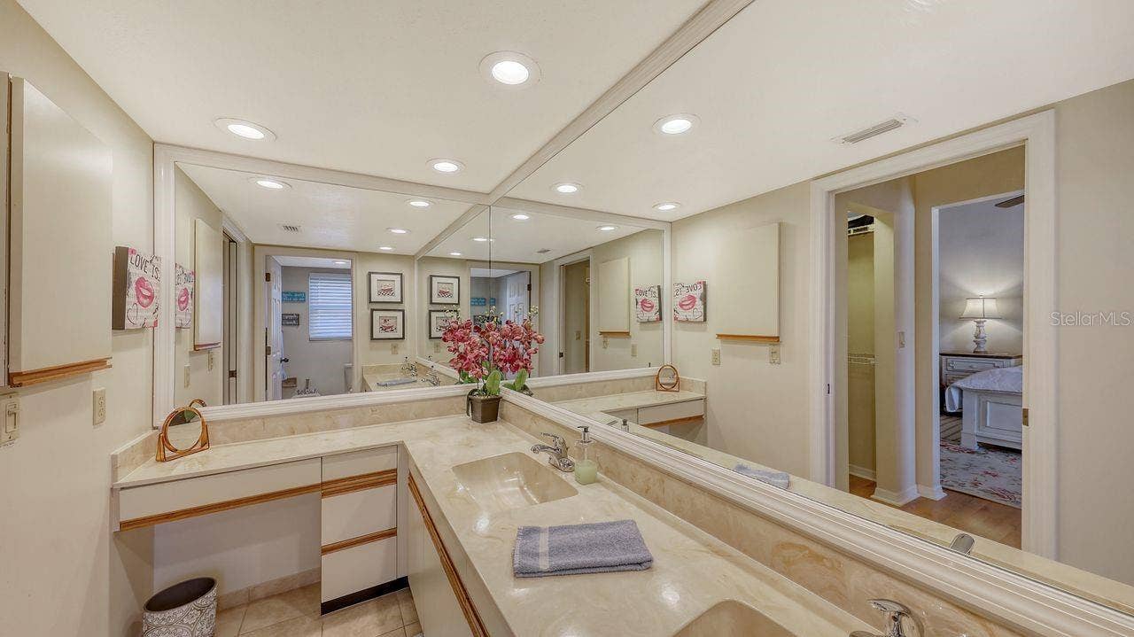126 AVENIDA VENECCIA, Sarasota, FL 34242 126 AVENIDA VENECCIA, Sarasota, FL 34242