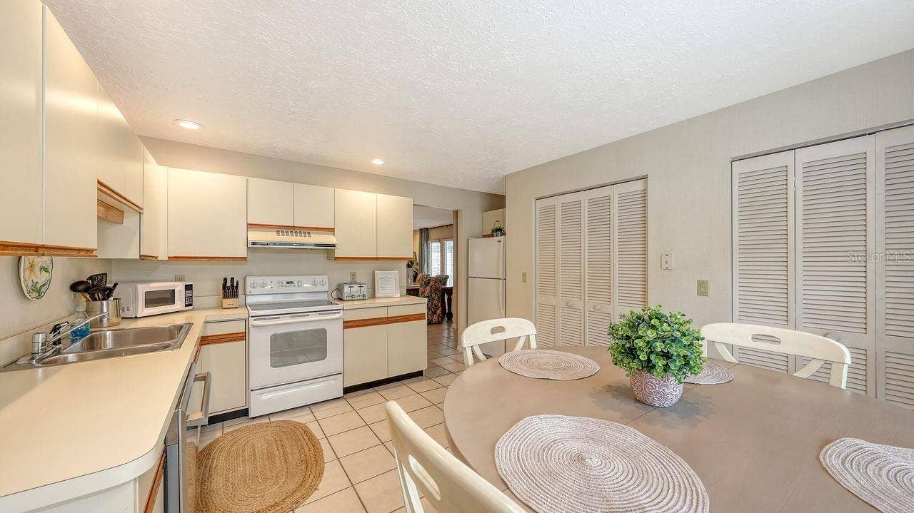 126 AVENIDA VENECCIA, Sarasota, FL 34242 126 AVENIDA VENECCIA, Sarasota, FL 34242