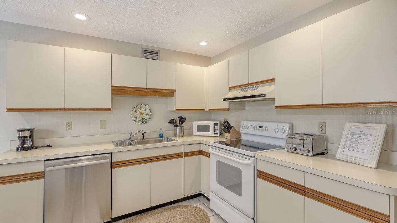 126 AVENIDA VENECCIA, Sarasota, FL 34242 126 AVENIDA VENECCIA, Sarasota, FL 34242