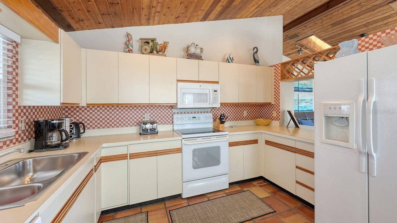 126 AVENIDA VENECCIA, Sarasota, FL 34242 126 AVENIDA VENECCIA, Sarasota, FL 34242