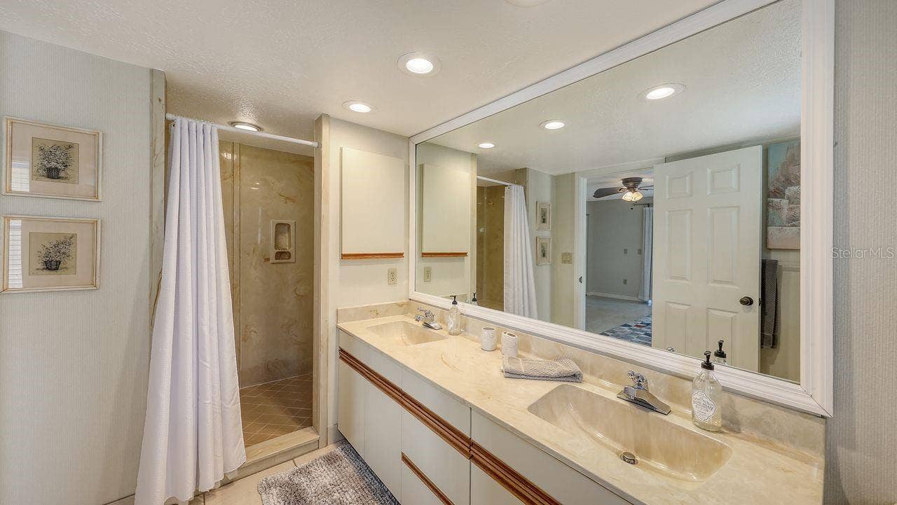 126 AVENIDA VENECCIA, Sarasota, FL 34242 126 AVENIDA VENECCIA, Sarasota, FL 34242