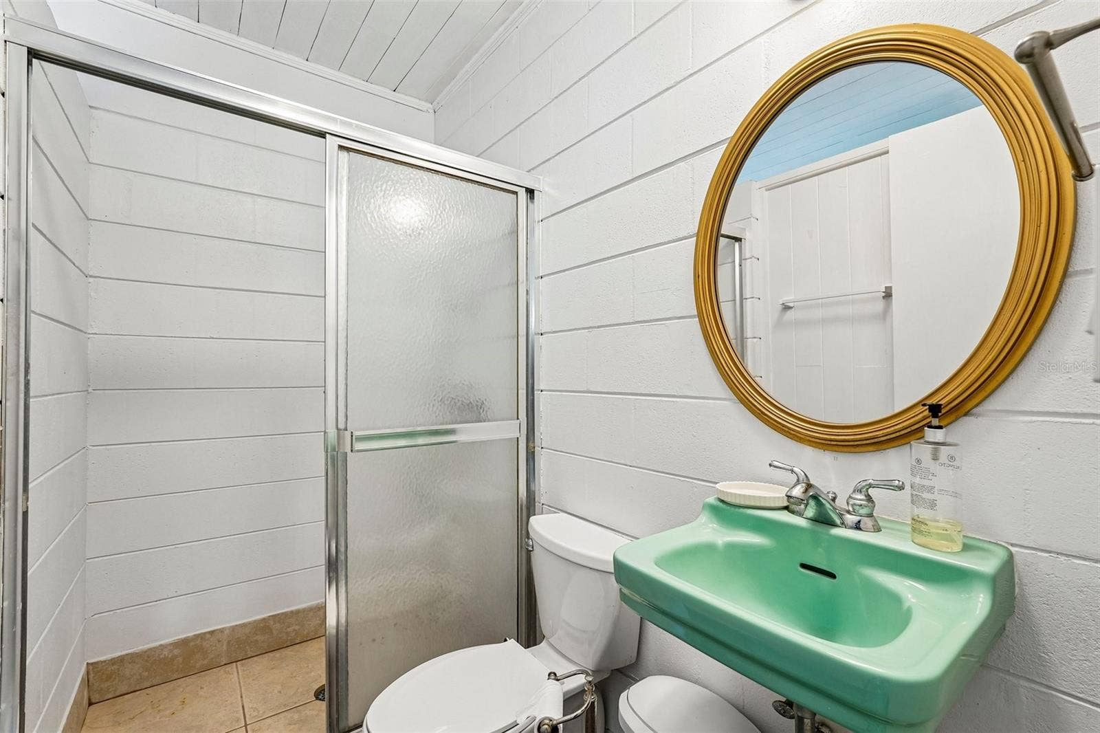 Shared bathroom in utility room - great for rinsing off after a beach day!