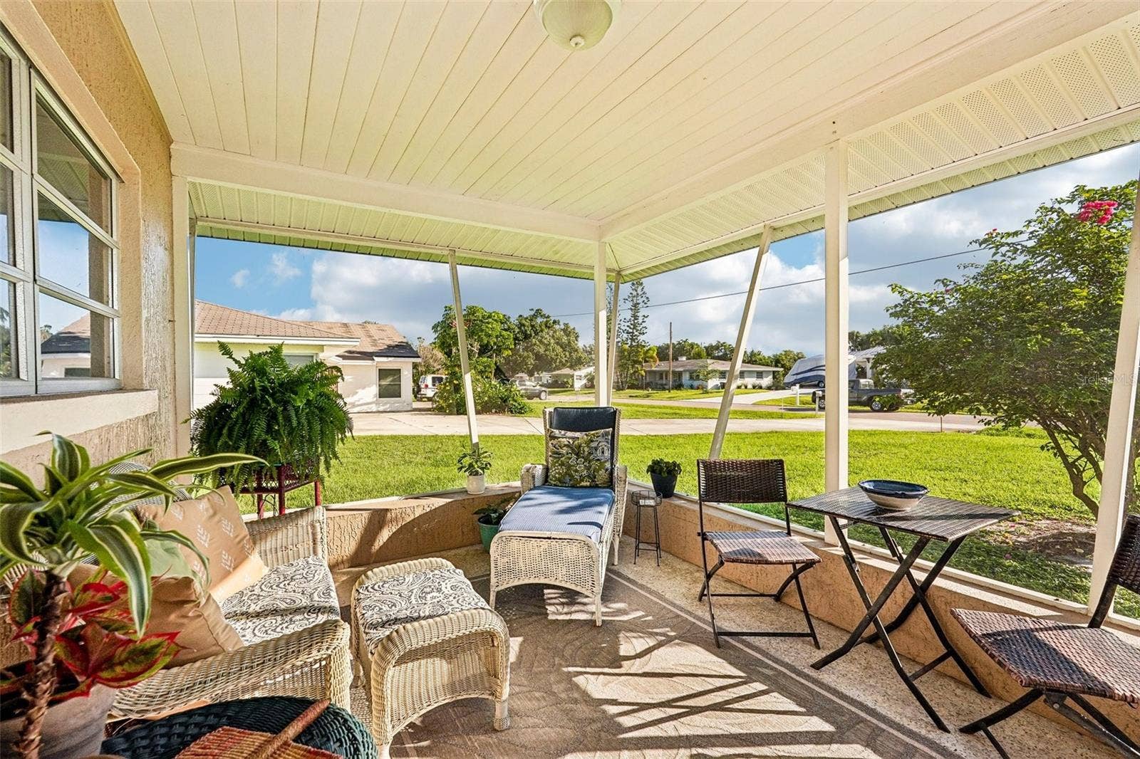 311 screened lanai with travertine floor - perfect for morning coffee