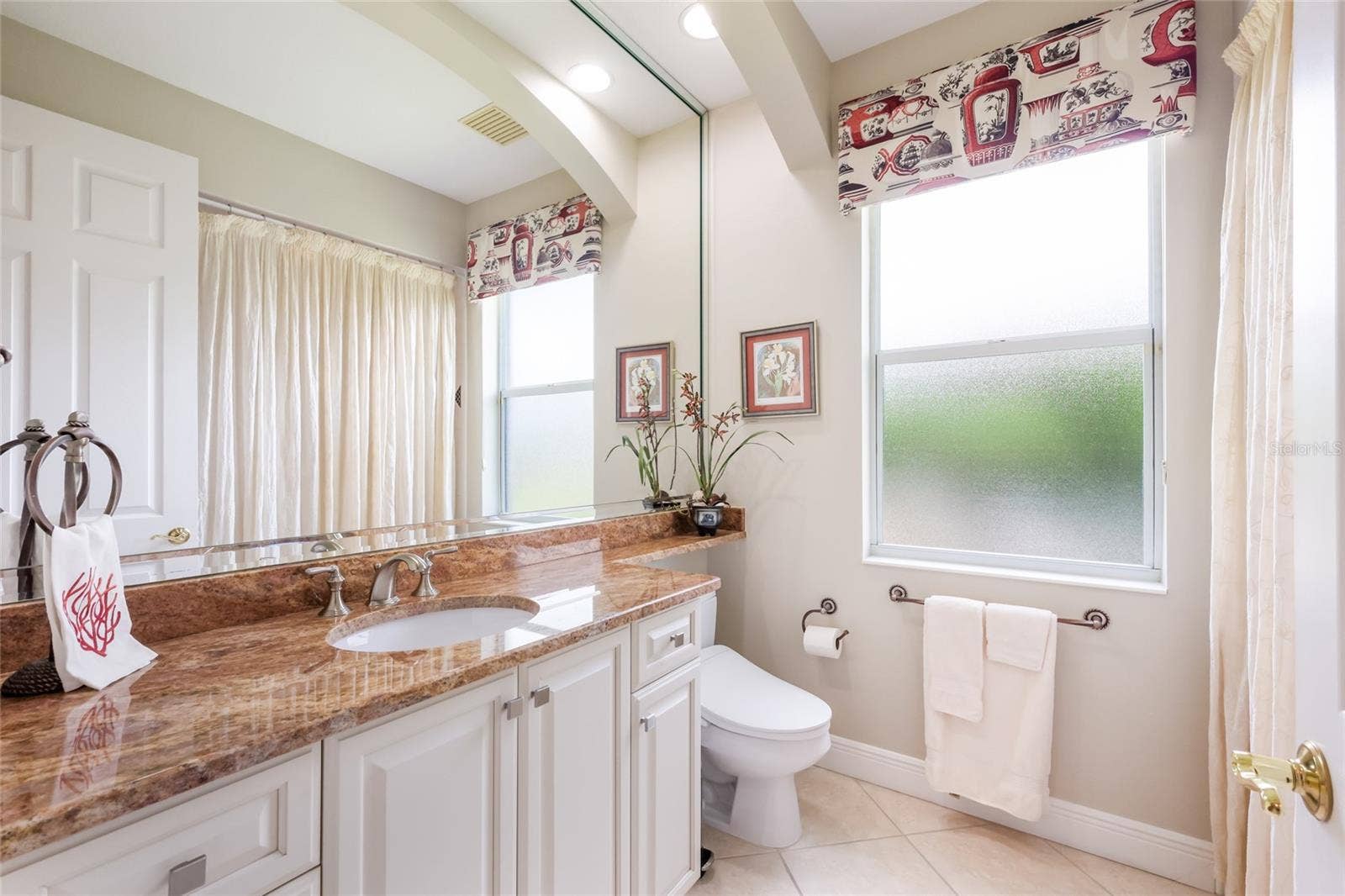 13409 KILDARE PLACE, Lakewood Ranch, FL 34202 Guest bath between bedroom 3 and 4 also serves as pool bath