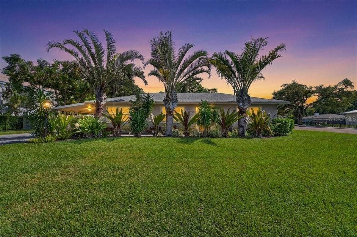 2755 S EAST AVENUE, Sarasota, FL 34239 2755 S EAST AVENUE, Sarasota, FL 34239