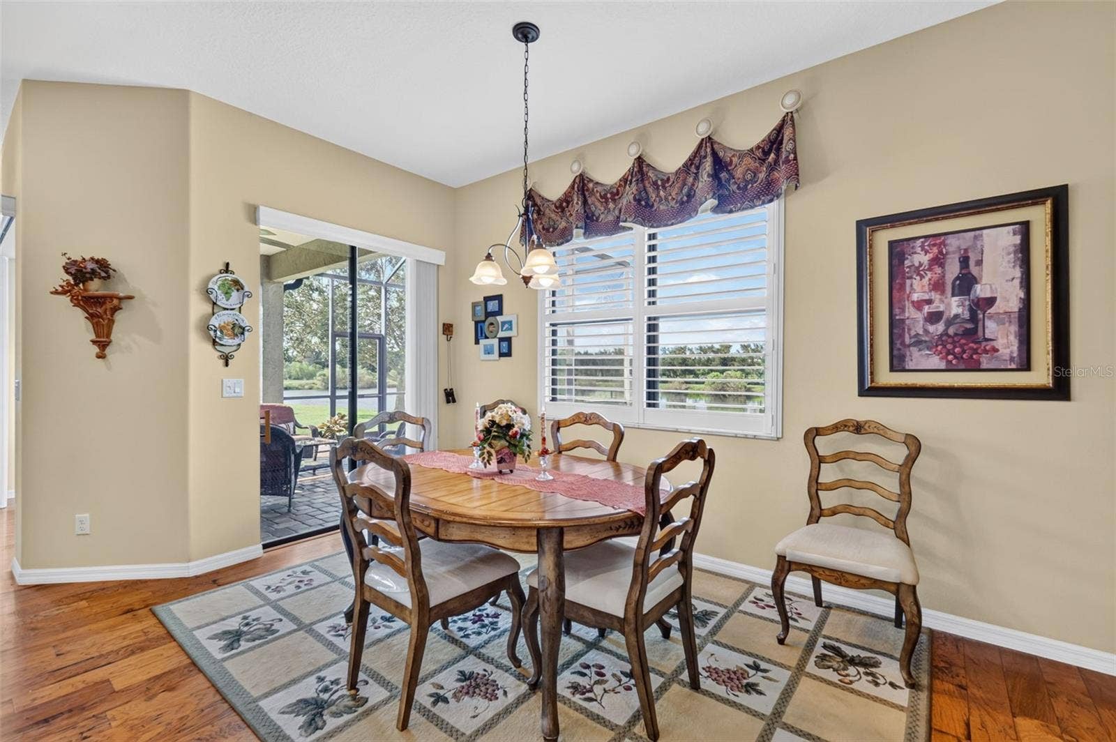 EAT-IN KITCHEN
